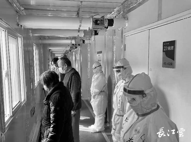 往来皆静默定格三分钟