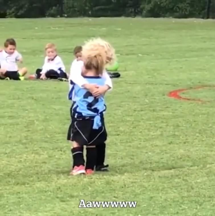 小男孩踢球救小女孩,小男孩踢球不小心撞到女孩