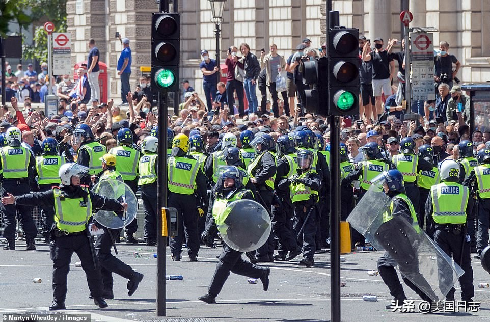 英国抗议人群与警方爆发冲突,英国白人右翼和反种族主义