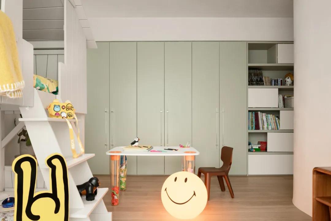 她从欧洲背回月球灯，“明明如月，何时可掇”，把家变成了艺术馆