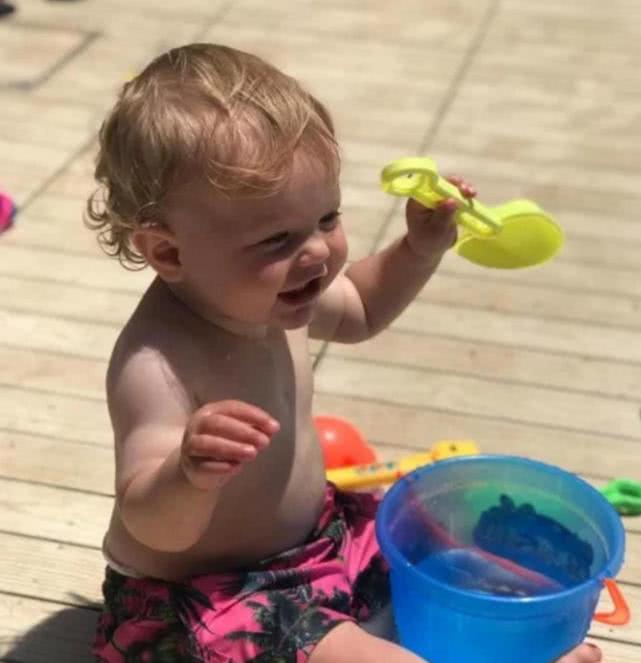 一岁宝宝被水杯砸到头部怎么办,小孩拿杯子被割伤