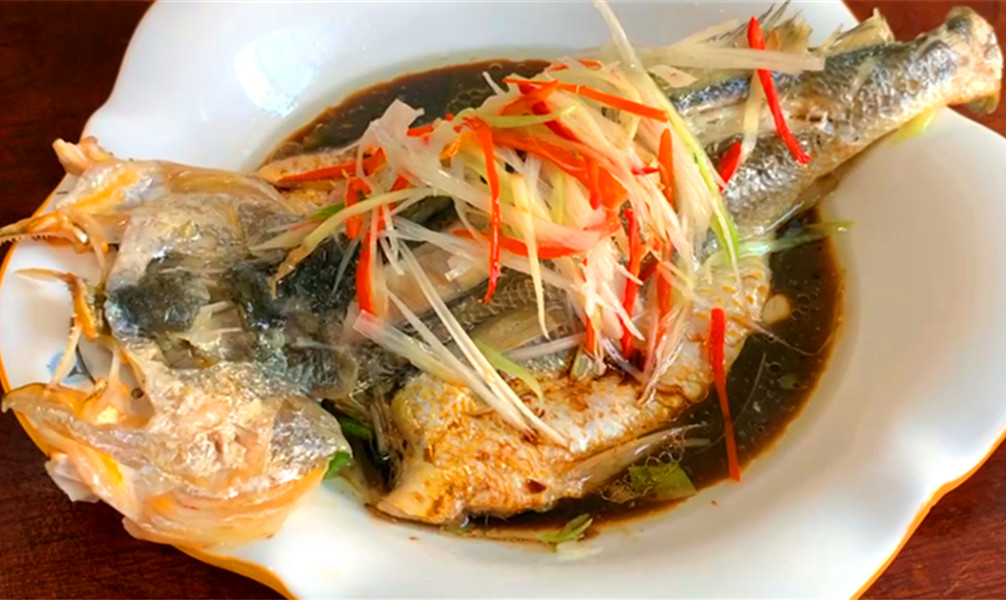 清蒸鱼放盐的最佳时间,清蒸鱼盘子边上放盐