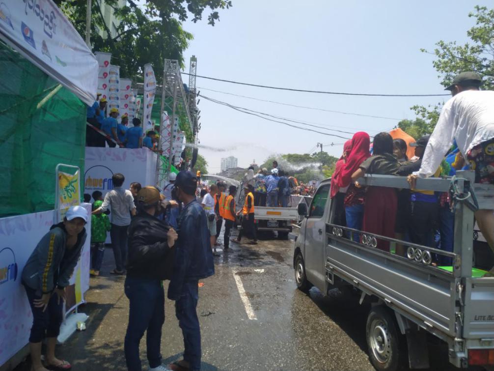 傣族人民的泼水节生活习俗,傣族人过泼水节的习俗