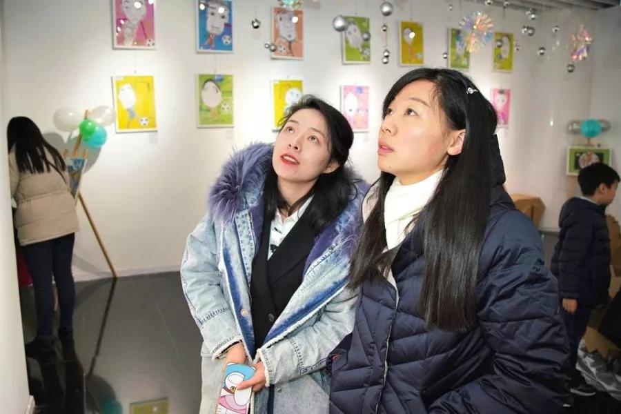 中超武汉球迷文化节“小小画家”童心绘出绿茵梦