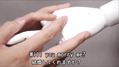 日本小哥用攒了一年的「指甲」给女友做了个钻戒？网友：妈呀变态