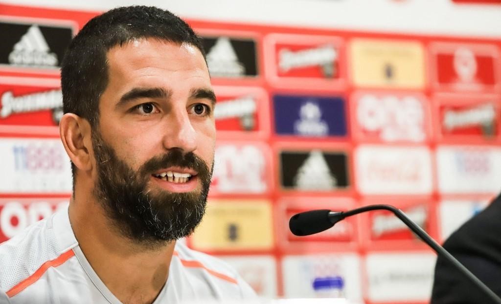 巴萨悍将场外也疯狂！打断歌手鼻子，非法持枪，如今被判入狱两年