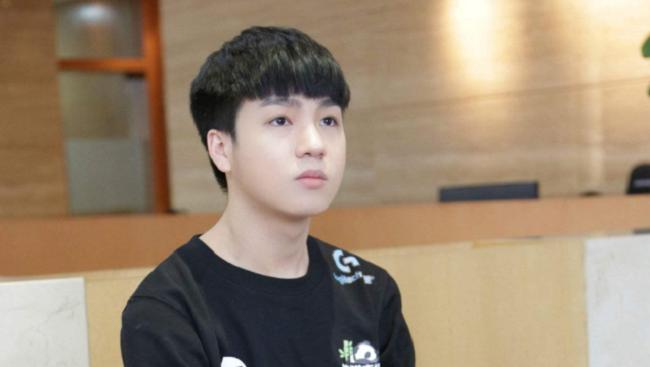 爱萝莉对战曼多拉,爱萝莉和aj举edg大旗