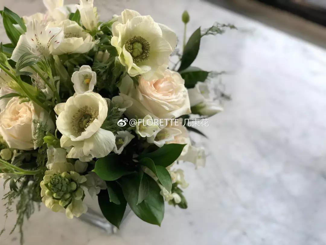 这家破厂房改造的花店，这是北京最美的小花店，明星都来拍照