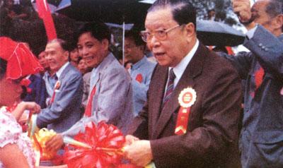 澳门四大家族之首何鸿燊,何鸿燊和澳门特首