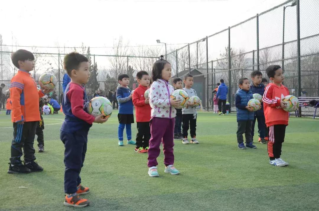 让小孩踢职业足球,如何培训孩子踢职业足球