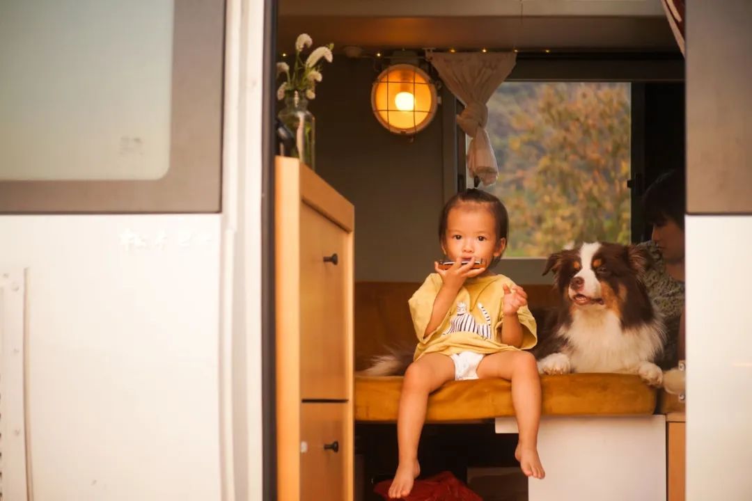 互联网大厂情侣辞职，爆改12㎡房车：不买房也可以很快乐