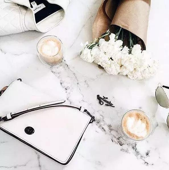 coach的专柜款大红斜挎女包,coach折扣店包跟专柜的区别