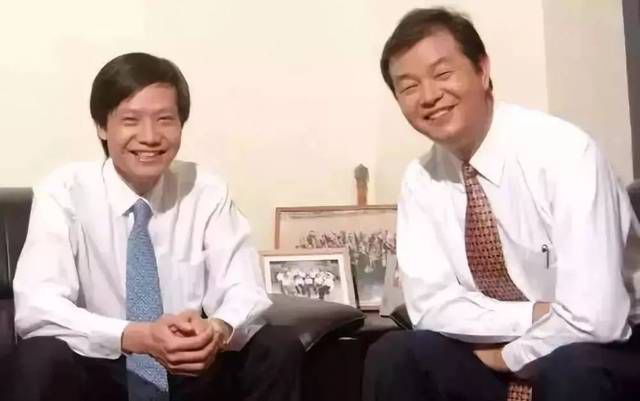 戴口罩直播1天卖3亿的雷军，像极了曾经的李嘉诚