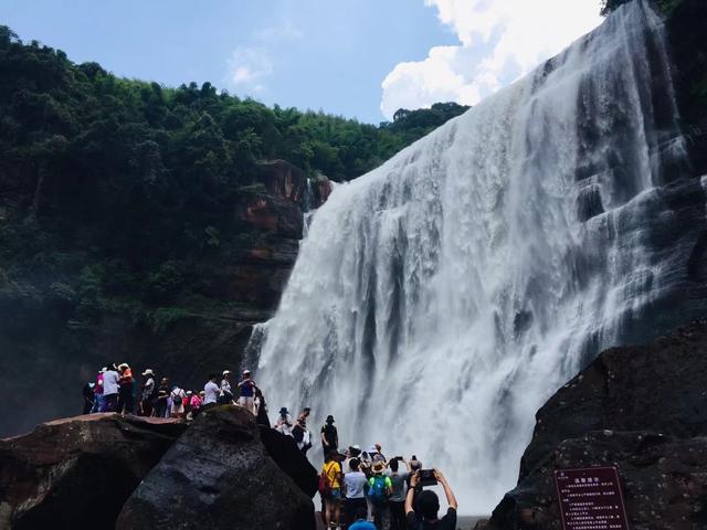遵义赤水丹霞瀑布比黄果树更大的瀑布，尽然很多游客不知道这里