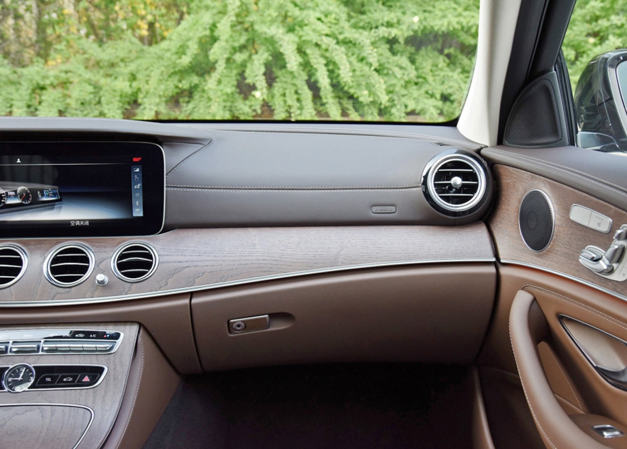 在网络端一直备受争议，在销售端却越卖越好的奔驰E，强势