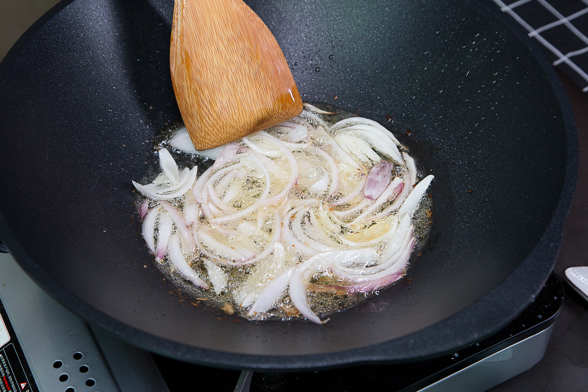 哪个牌子无油烟炒锅比较好,真正的无油烟炒锅选什么牌子的好