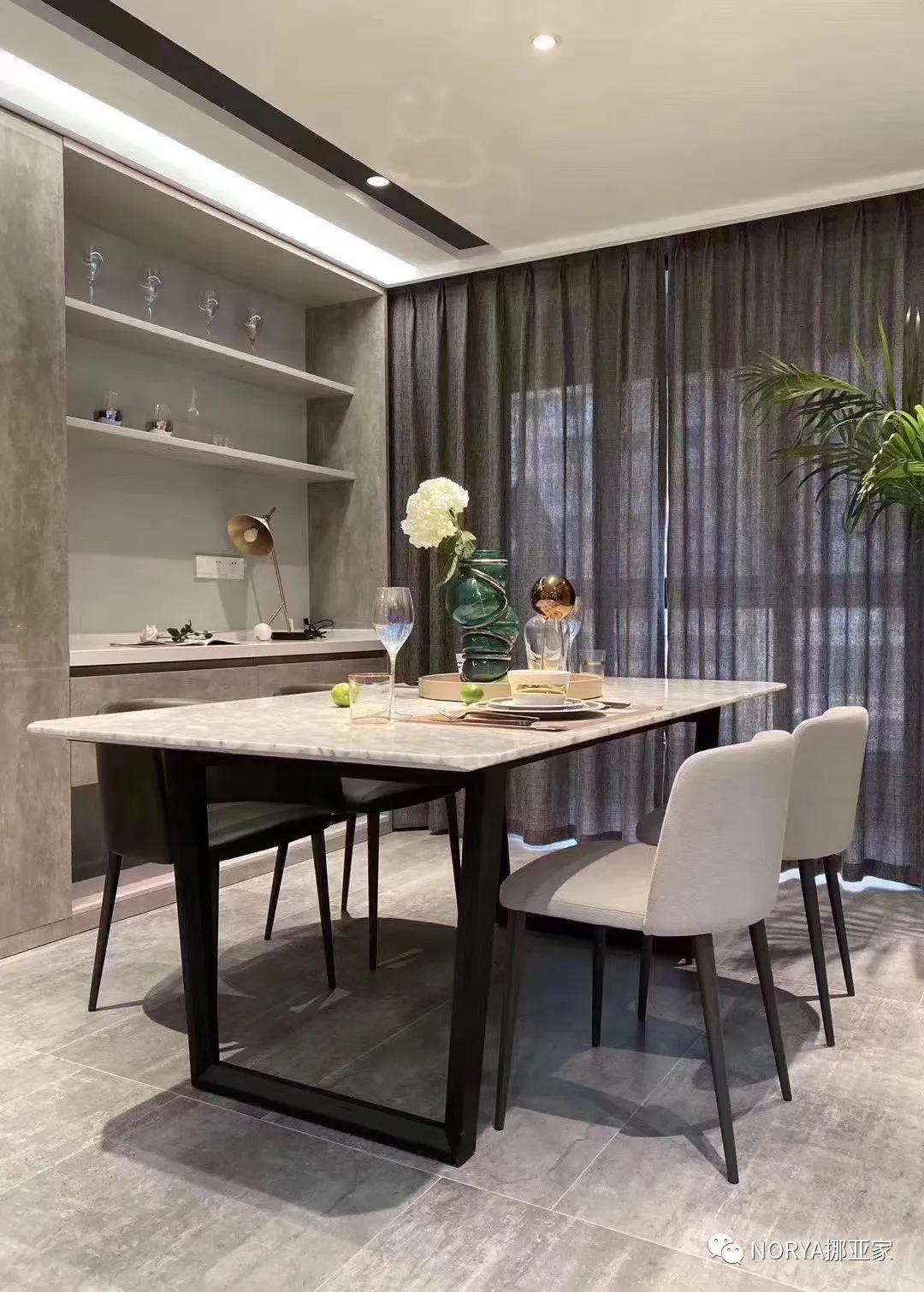 在客厅吃饭才能感觉到舒服,在客厅吃东西和饮料