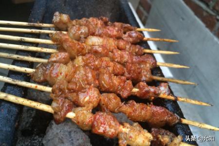 烤肉串时火炭烧到什么程度可以烤,电烤串的酱料跟碳烤的不同吗