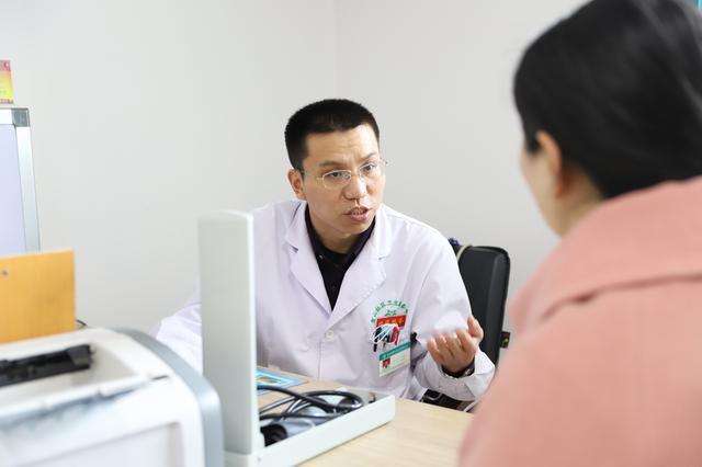 新生儿尿布有红印是什么情况,新生男宝尿不湿有血印