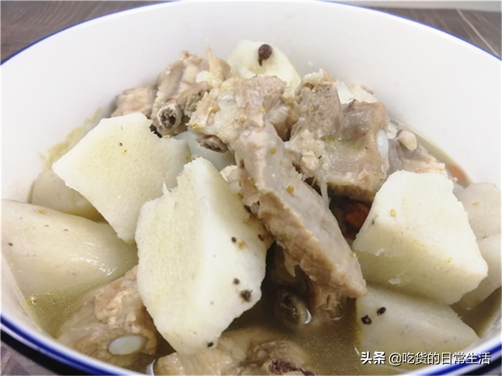 排骨一焯水发绿咋回事,排骨一煮就飘起来