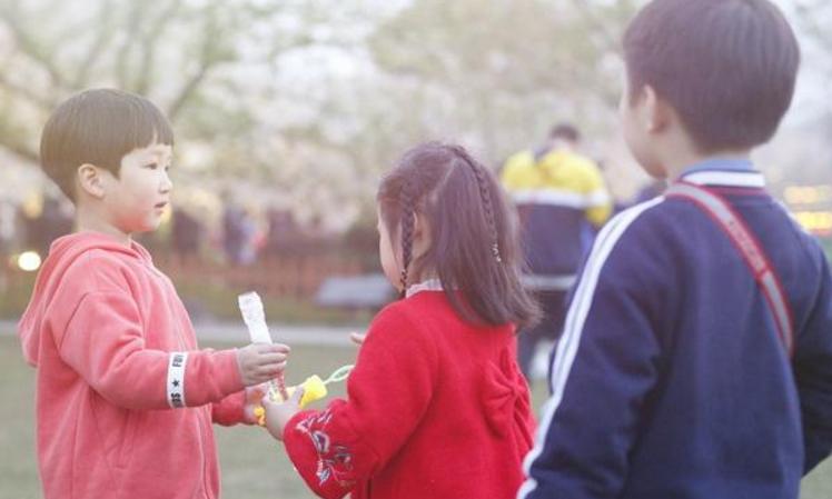 孩子偷拿家里的钱怎么给妈妈认错,孩子偷拿钱了要不要告诉爸爸