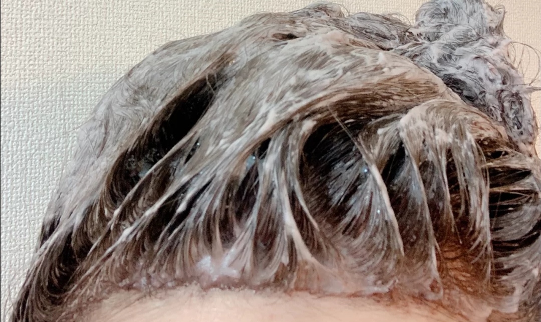 自己染发和理发店染发哪种损害小,在理发店染发和自己买染发剂