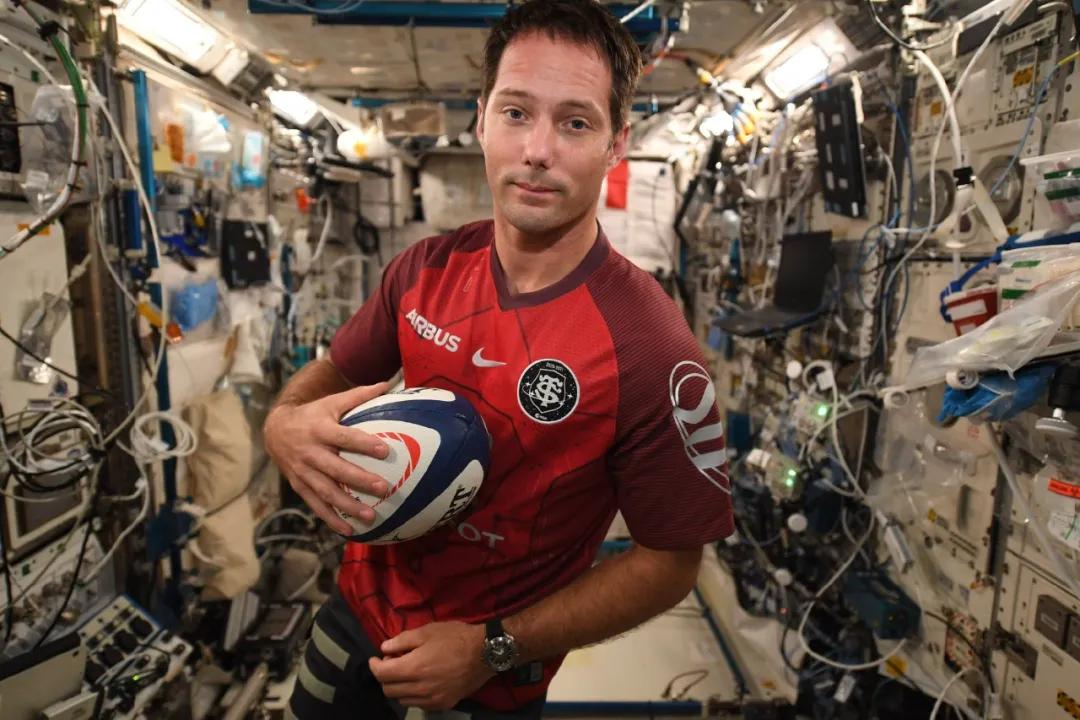 被这个法国帅气宇航员迷倒!网友:法国人真TM浪漫