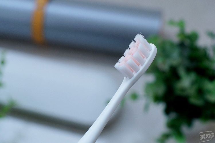 护龈深层清洁纳米抗菌软毛牙刷,清洁力好噪音小的电动牙刷