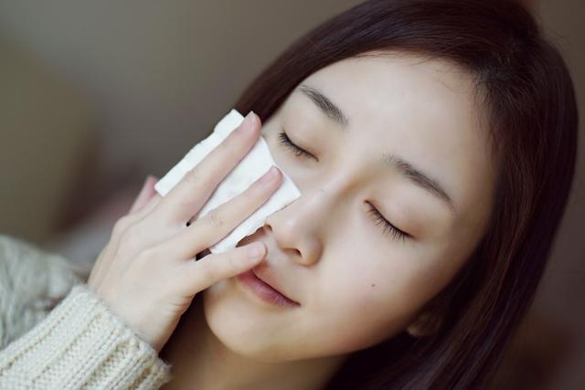 去鼻子上黑头粉刺镊子清理过程,自己挤鼻子黑头粉刺的正确方法