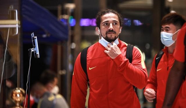 有人艰苦*薪讨**，有人撤销一队报名，几名处于危机之中的归化球员