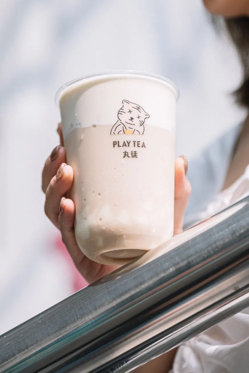 椰椰奶冻茶，会抖臀！1秒卖出1000+杯，有人开货拉拉来买…