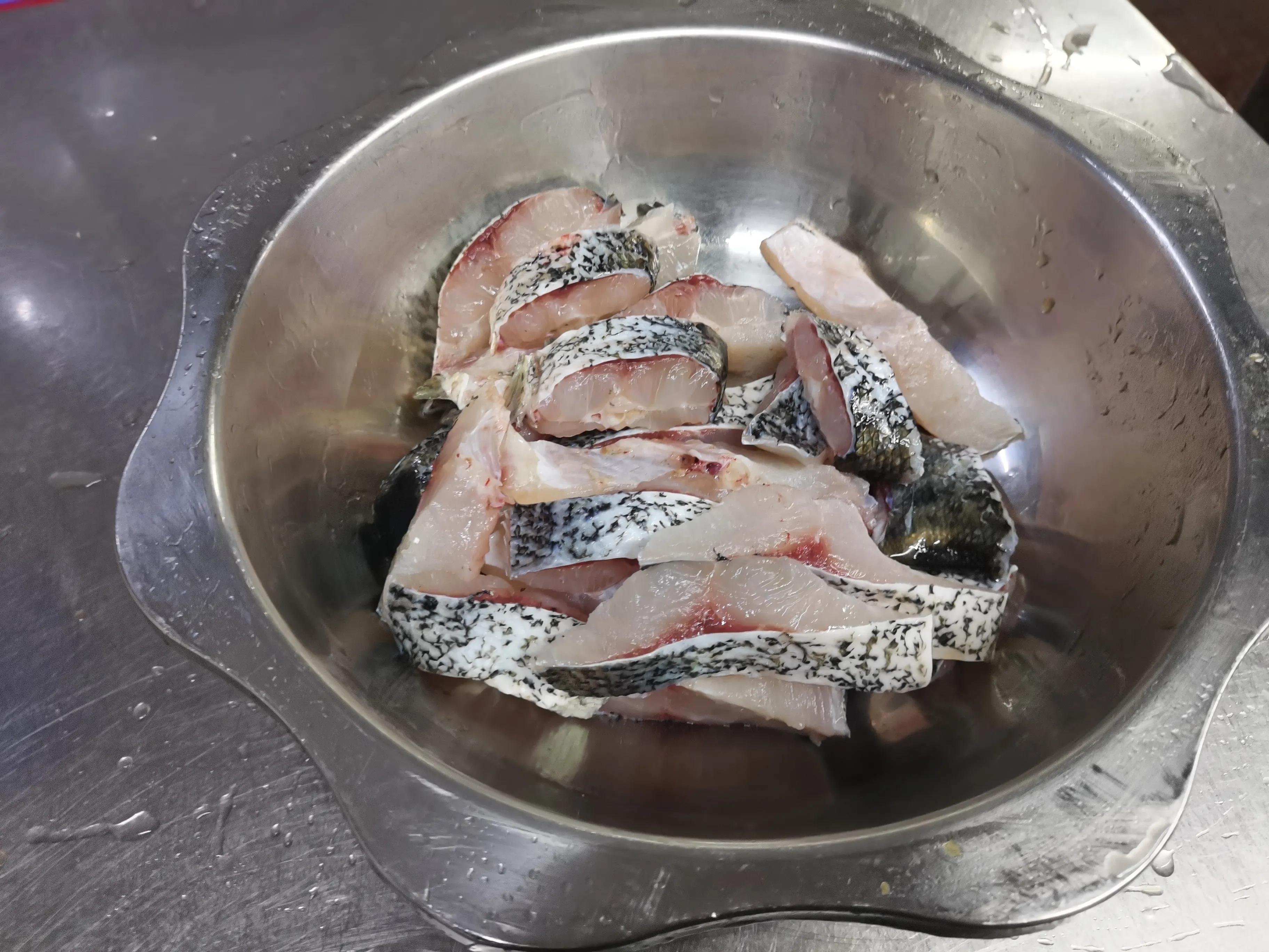 八块钱买的鱼尾，经过厨师处理结果比鱼头还要好吃。