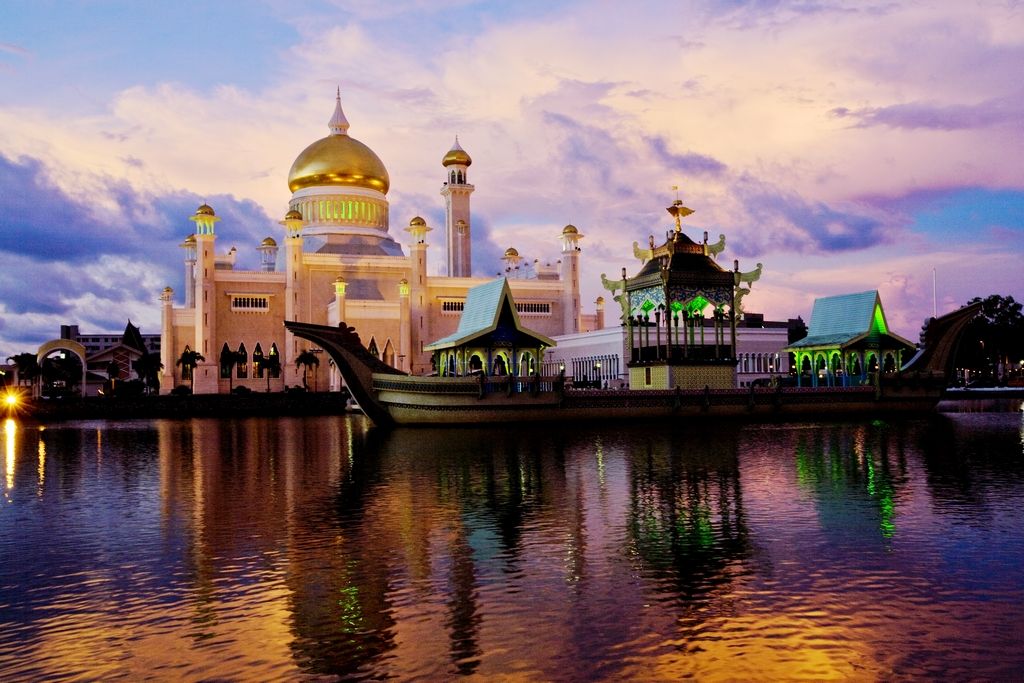 文莱国王疯狂敛财成世界首富,文莱王子挥金如土