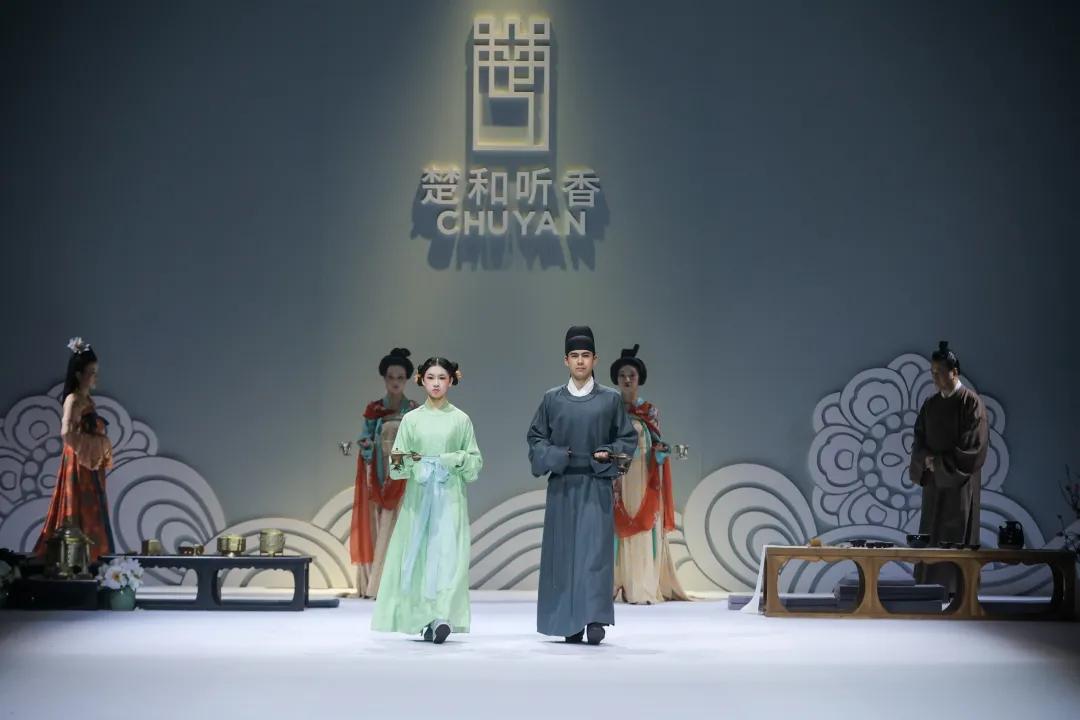 2021秋冬女装款式流行趋势,2018秋冬趋势报告巴黎时装周