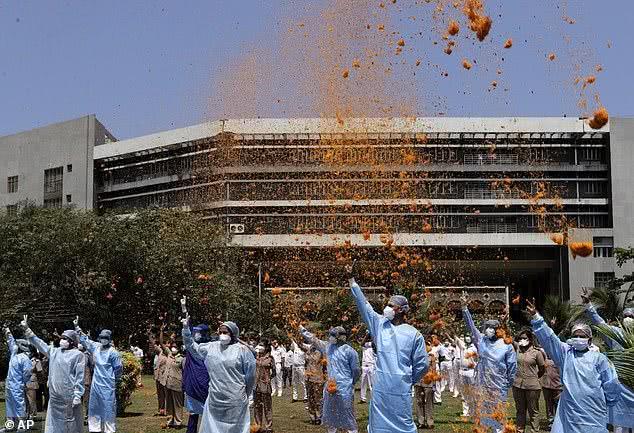 实拍印度直升机撒花向医护致敬 (印度海军向医生致敬)