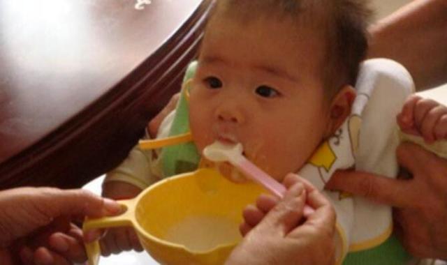 宝宝刚开始吃米粉的正确方法,宝宝米粉误区