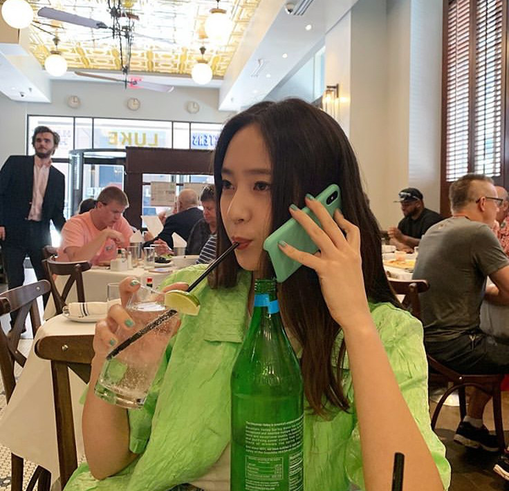 泫雅夏日必备,泫雅牛油果绿色毛衣