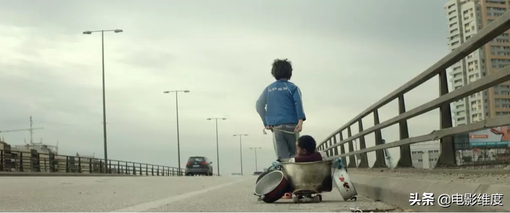 12岁男孩扎因在贫民窟挣扎求生，最后起诉父母生而不养！