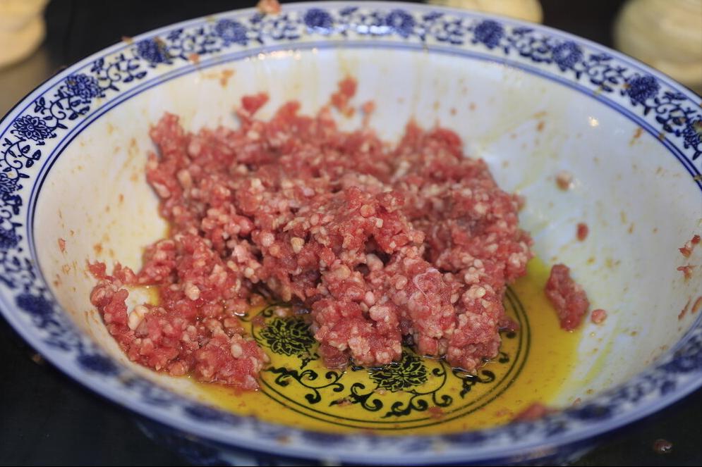 冷水下锅煮饺子怎么不烂,饺子怎么煮才不会粘锅不会破皮