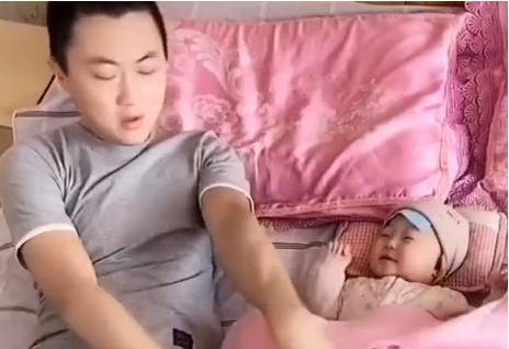 奶爸带娃睡觉以为宝宝窒息,奶爸带娃睡觉被娃哄睡着