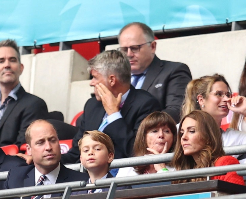 凯特王妃zara红色西装,凯特王妃露脸翻车