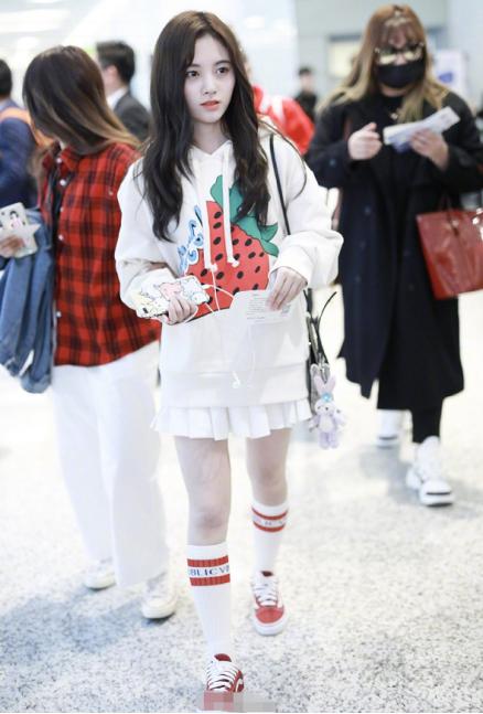 鞠婧祎穿黄色卫衣配羊羔毛,鞠婧祎穿搭白鞋