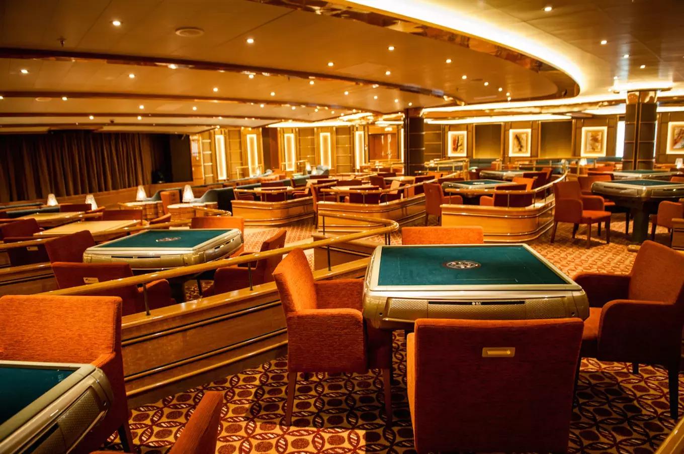 环球蜜月的小两口，免费上了一座价值8亿欧元的邮轮