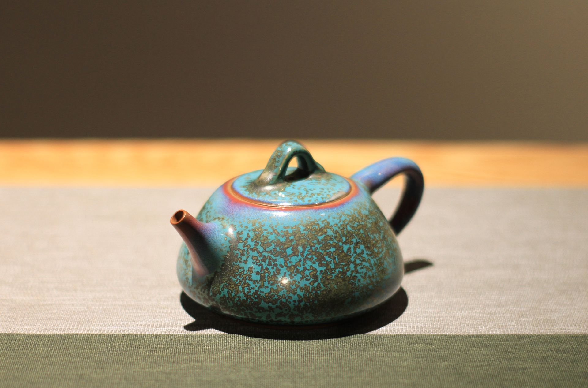 钧瓷作品欣赏紫砂壶,紫砂壶为什么比钧瓷壶卖得贵