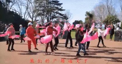 中国大妈们在国外跳广场舞,中国大妈在温哥华商场跳广场舞