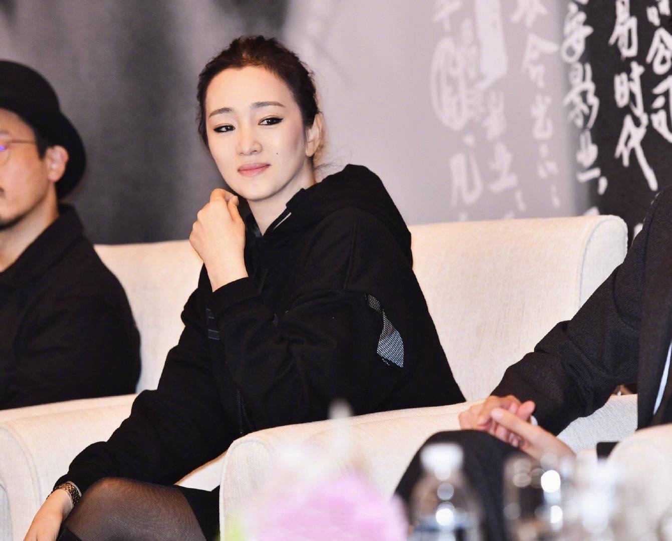 巩俐白衬衫配黑长裙,巩俐白衬衫配黑裙真是美炸了