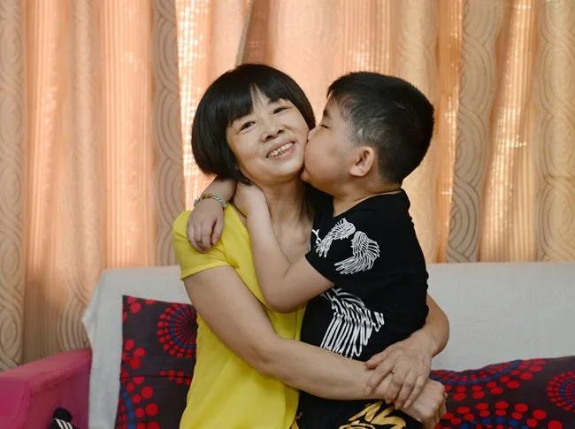 65岁老人感动落泪,领奖台上感动的哭了