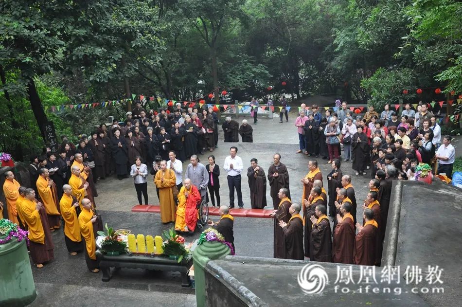 103岁高僧圆寂身影悬在空中,103岁高僧