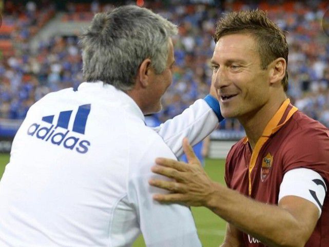 穆里尼奥下令后防重建刻不容缓,穆里尼奥c罗球员通道决裂