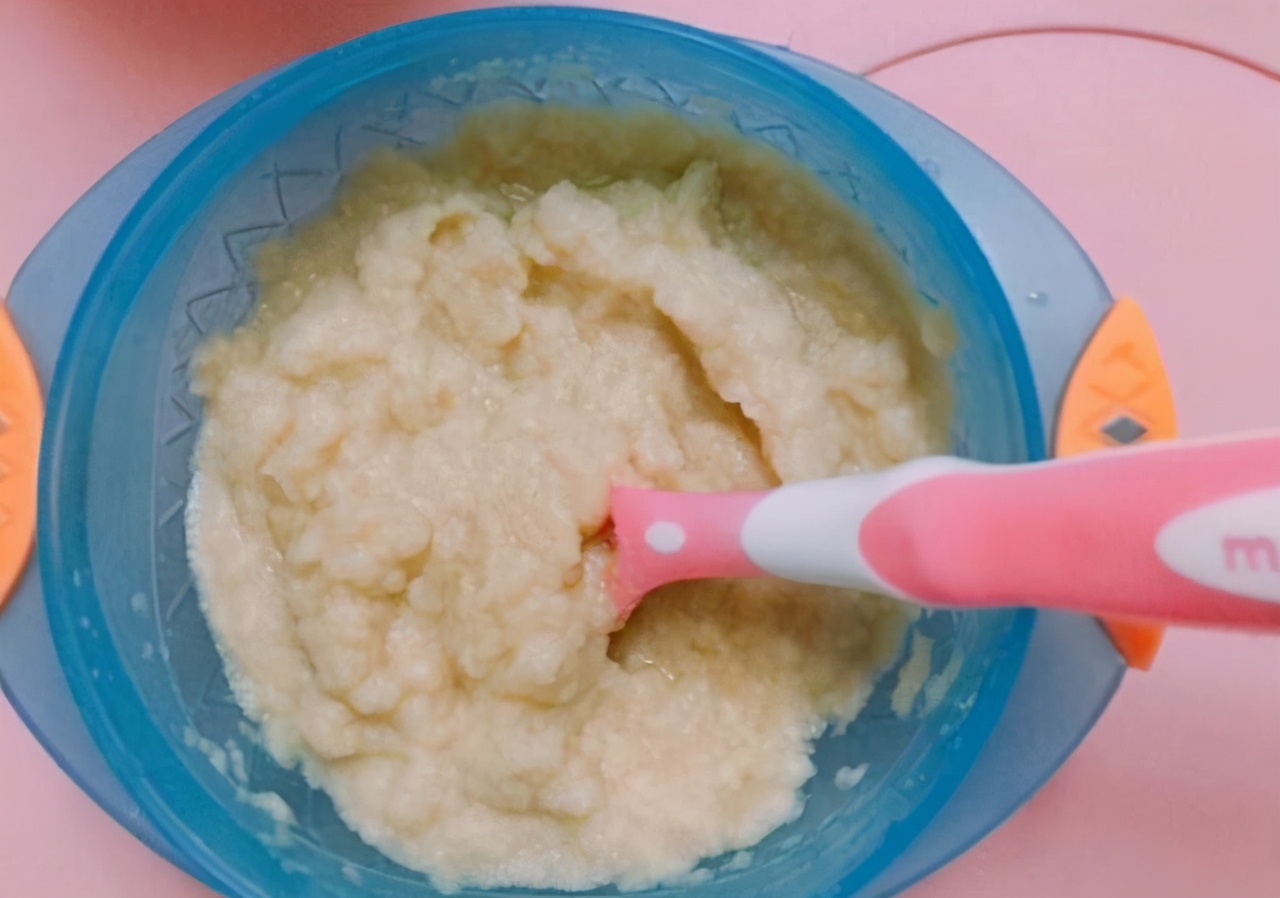 宝宝的第一口辅食该怎么吃,宝宝辅食第一口米粉怎么吃正确